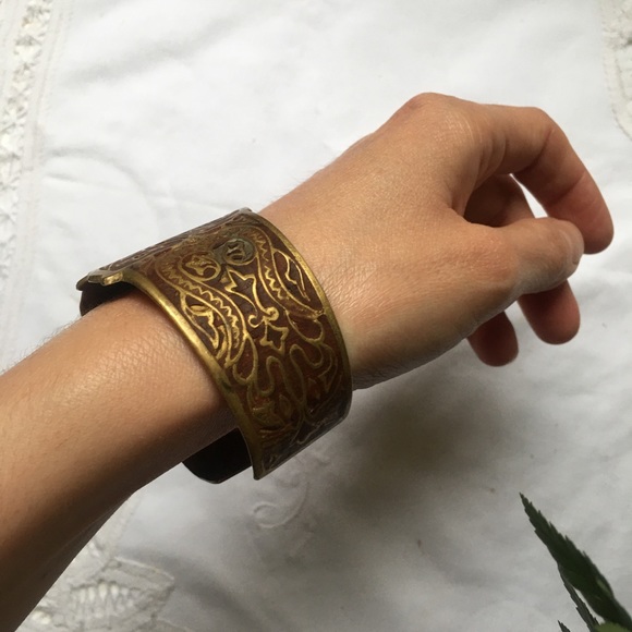 Vintage brass cuff with ornate inlaid detail - Picture 3 of 7